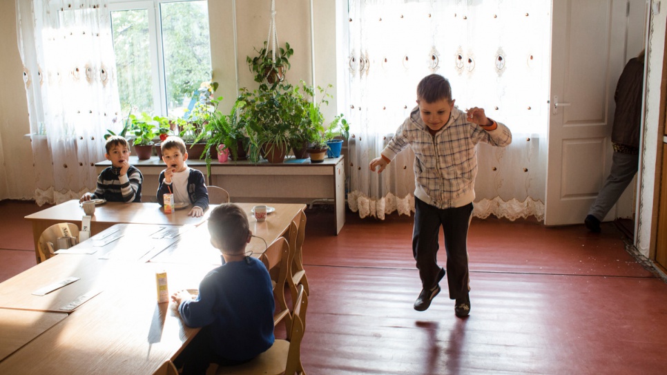 Igor se réjouit à la vue de ses parents qui viennent le chercher après l'école. 