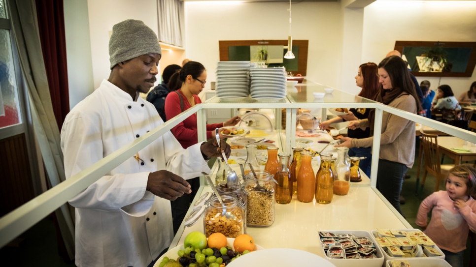 Segun aide au service du petit déjeuner. 