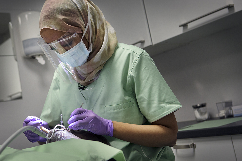 Norway. Swedish Somali dentist uses her experience to help new arrivals to Scandinavia