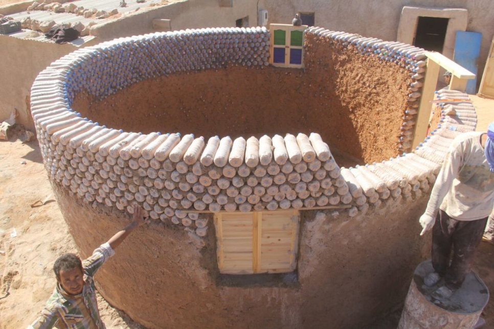 Bottled sand builds better homes for Sahrawi refugees