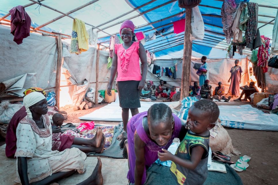 Sarah Katonga (jupe rose) est une femme déplacée au Soudan du Sud; elle vit à présent dans un site pour les personnes déplacées à Juba. 