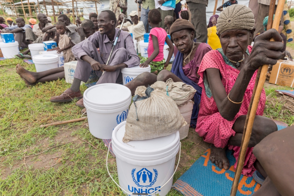 Des personnes déplacées après une distribution dans un site à Bentiu, Soudan du Sud.