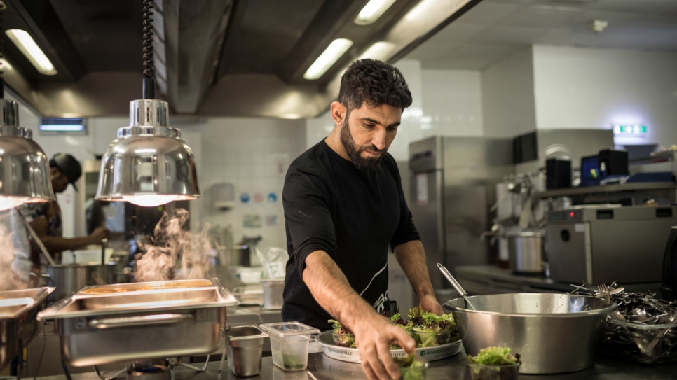 Sherahmad Razi, un Afghan de 32 ans, donne la main en cuisine. 