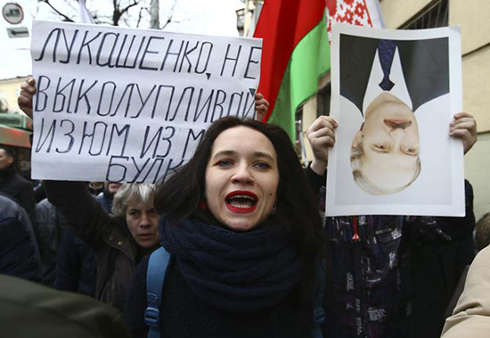 Belarusians protest against the government of President Aleksandr Lukashenko in the capital Minsk, March 15, 2017. The sign reads 'Lukaeshenko, stop picking the raisins out of the bread.' (Reuters/Vasily Fedosenko)