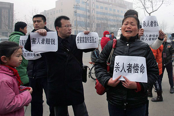 Chinese parents of babies sickened by milk powder contaminated with the industrial chemical melamine protest against the new owners of the bankrupt company that produced the baby formula in Shijiazhuang, northern China's Hebei province, March 4, 2009.