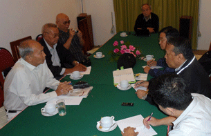 Government and ethnic rebel group representatives hold talks along the Thailand-Burma border, Nov. 19, 2011.