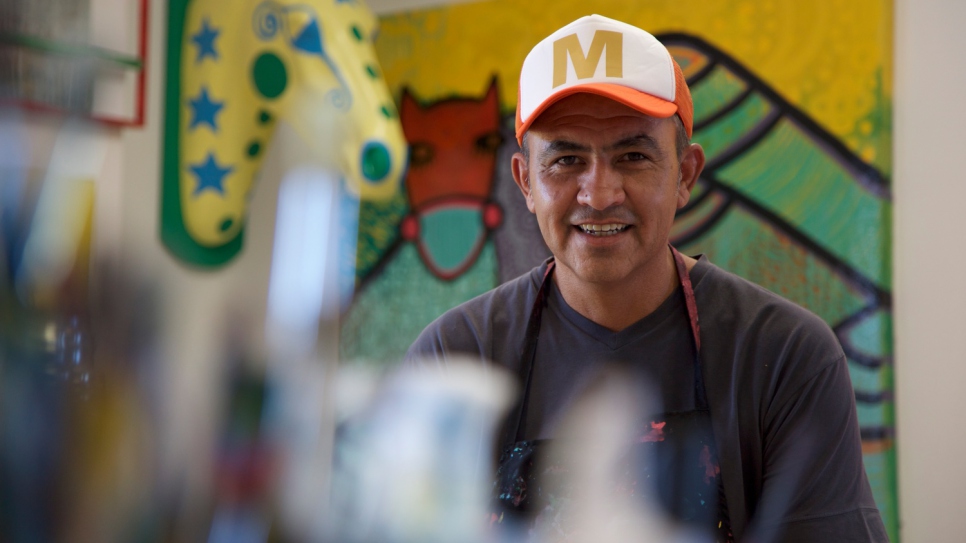 Artist Mario Lange has volunteered to help newly-arrived refugees in the Argentine province of San Luis, as part of the local government's resettlement programme.