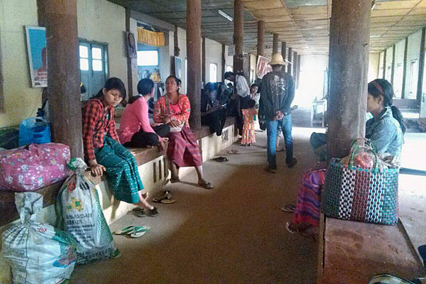 Displaced persons from the Kokang conflict take shelter in a monastery in Lashio in Myanmar's northern Shan state, March 7, 2017.