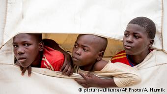 Afrika - humanitäre Hilfe im Tschadsee-Gebiet (picture-alliance/AP Photo/A. Harnik)