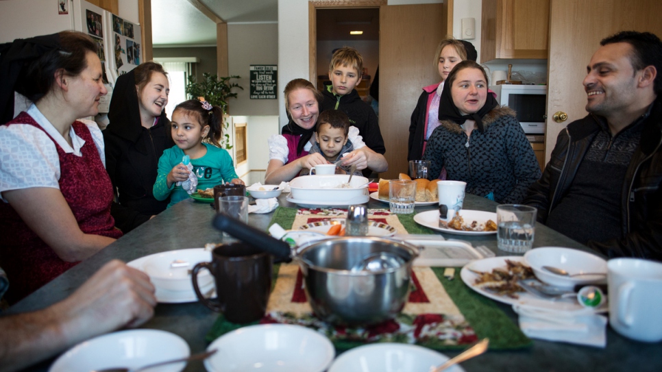 La famille Al Hamoud et leurs parrains passent un après-midi ensemble. 