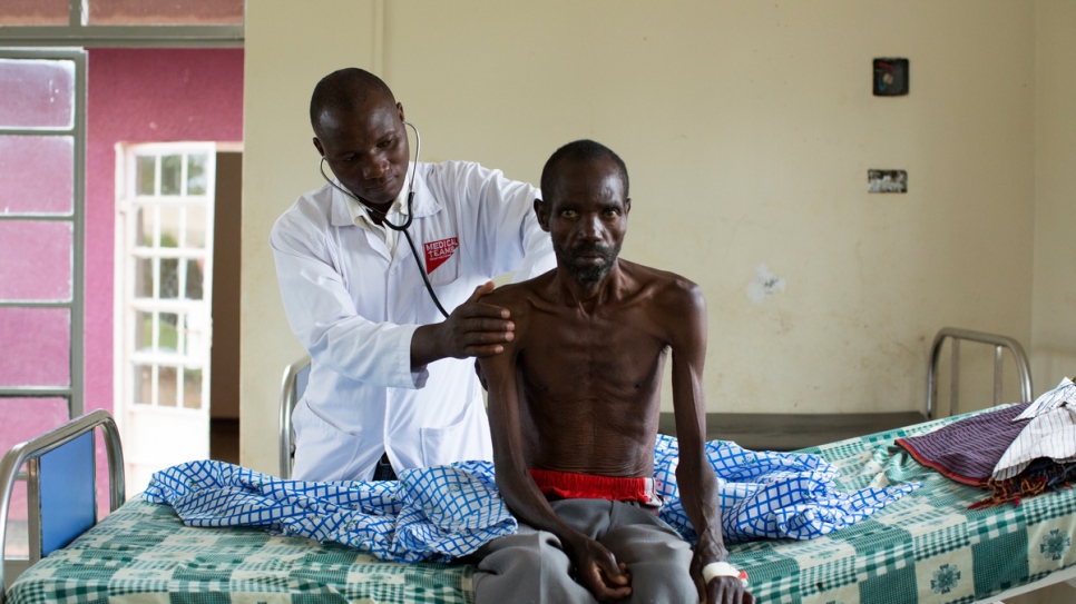 Bosco procède à un examen des poumons pour ce patient. 