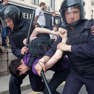Россия: Полиция жестко пресекает несанкционированные мирные протесты