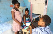 Dans les zones rurales d’Haïti, des cliniques mobiles fournissent des soins essentiels aux femmes et aux jeunes filles 