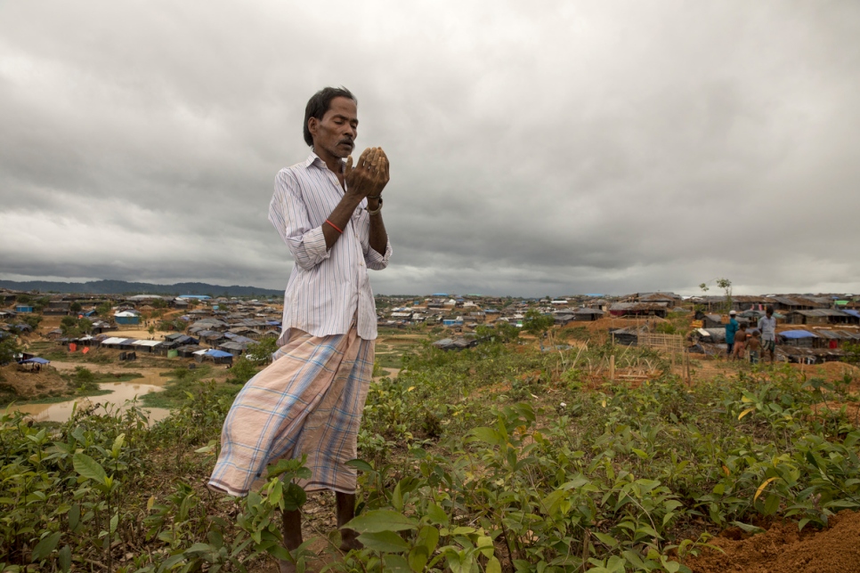 A refugee prays on a hill overlooking Kutupalong camp after another Rohingya burial. © UNHCR/Paula Bronstein
