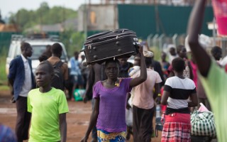 Refugees from South Sudan arrive at a UNHCR collection centre on the South Sudan border in Egelo, Uganda.  © UNHCR/Will Swanson
