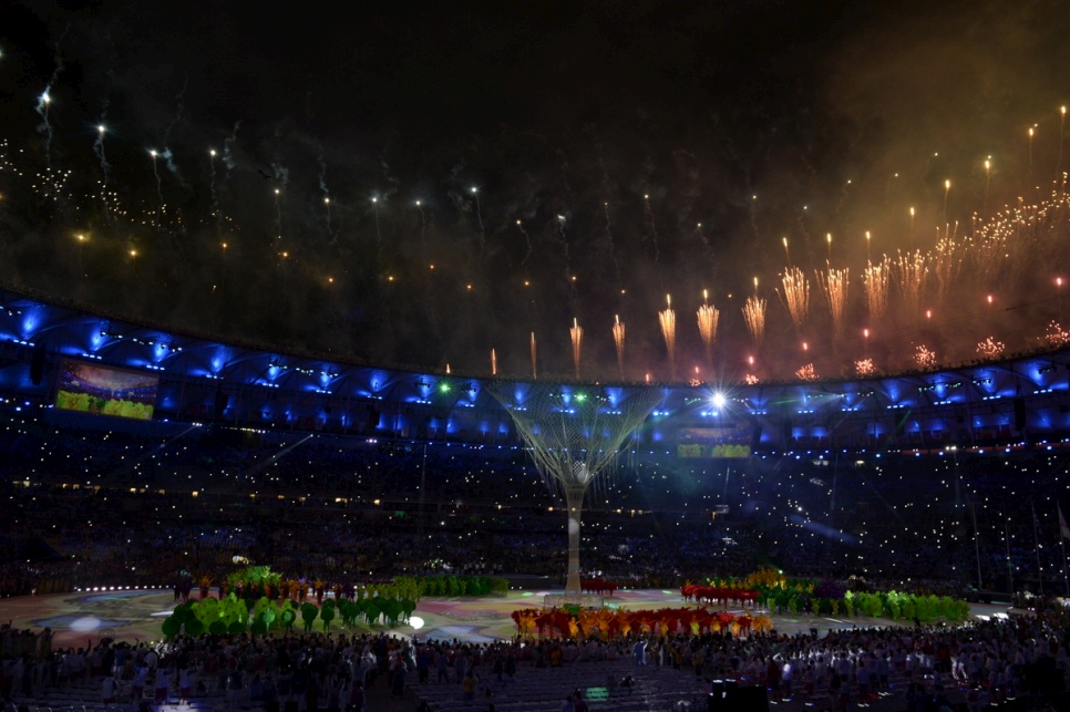 Rio’s famed Maracanã stadium lights up for the dazzling closing ceremony. © UNHCR