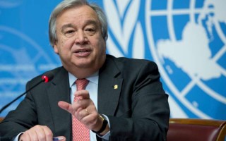 Le Haut Commissaire des Nations Unies pour les réfugiés António Guterres lors d'une conférence de presse à Genève, le 18 décembre 2015.