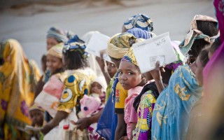 Des réfugiés centrafricains, y compris des mères et de jeunes enfants, sur le site de Timangolo au Cameroun dans une file d'attente pour recevoir de la nourriture.