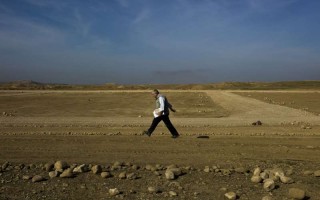 UNHCR's Chris Nixon walks a camp perimeter, his strides measuring the size of the camp, which UNHCR is building in northern Iraq to house some 2,500 Iraqis displaced by conflict. © UNHCR/D.Nahr