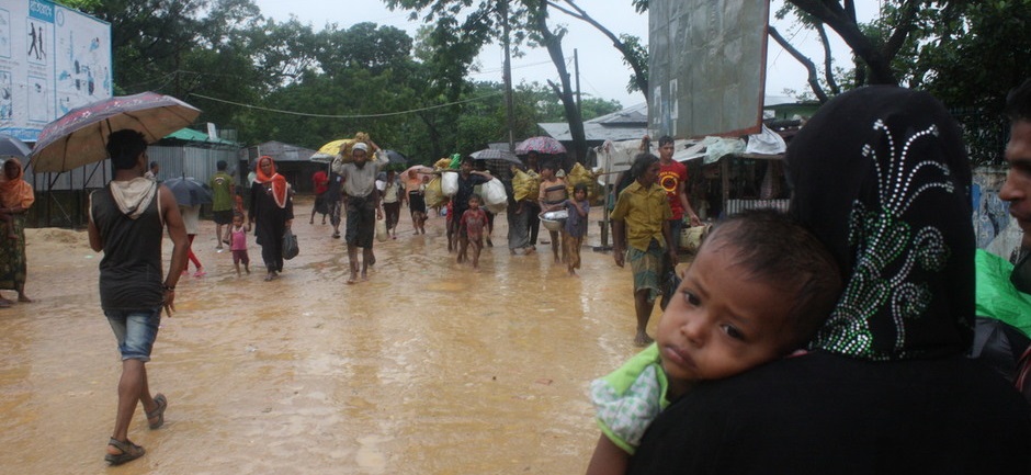 Une femme et son enfant fuient Myanmar 2.jpg
