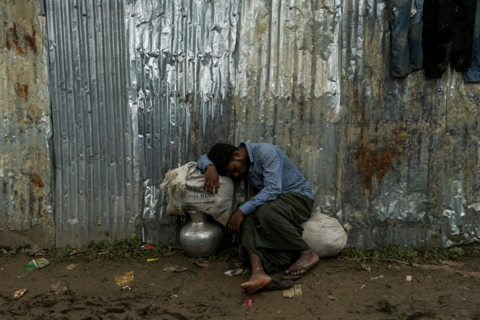 Bangladesh: UNHCR emergency airlift lands in Dhaka as Rakhine crisis deepens