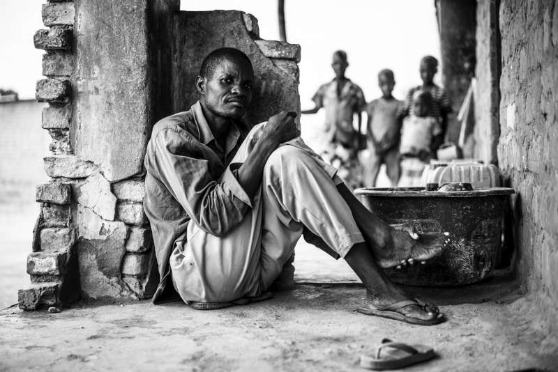 Gaston, aged almost 50, rests in Kanteba village to try and alleviate the pain he still suffers after being shot with poisoned arrows in August. He was a victim of inter-communal fighting between the Luba and the Twa groups. He and his family are staying with a local family after leaving their home in Kabonzo, 120 kilometres away. He wants to go to hospital.