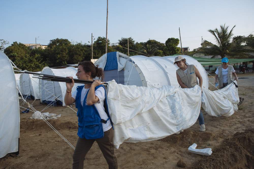 Apenas un día después del terremoto, ACNUR desplegó varios equipos de terreno y distribuyó 60 carpas familiares previamente disponibles en el país.&amp;nbsp;