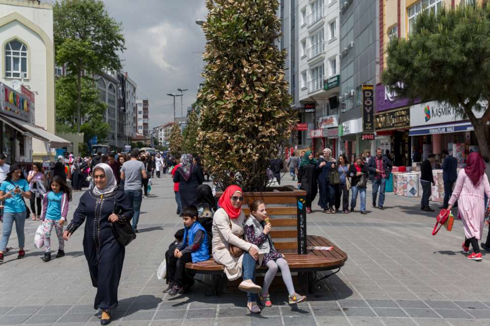 In Turkey, Darie teaches biology at a school and takes Turkish courses at a support office for Syrian refugees. 