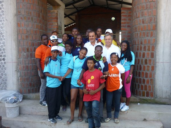 El Alto Comisionado con los jóvenes de la Casa de la Juventud de San Lorenzo, en Esmeraldas, Ecuador.