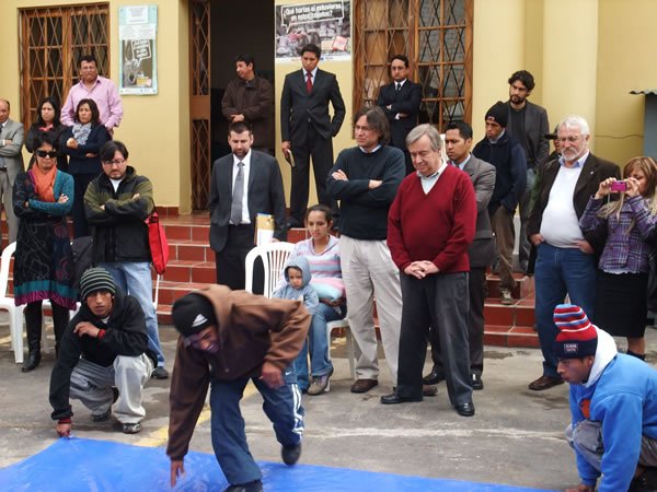 El Alto Comisionado durante una presentación de Hip-Hop ofrecida por un grupo de jóvenes en la Casa de Movilidad Humana del Municipio de Quito.