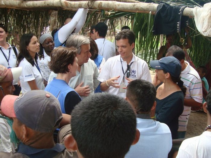 Giovanni Lepri, jefe de la oficina de ACNUR en Villavicencio, explicando las diferentes fases del desplazamiento de los Nukak.