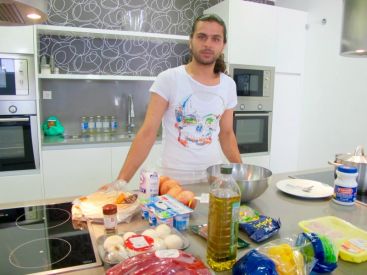 Khalid, que huyó de Siria en 2012 porque su vida corría peligro, aspira a abrirse camino en Madrid como chef (©ACNUR/UNHCR/Juan Ramón Peña)