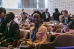 Grace Muvunyi Nshimiyumukiza, une étudiante réfugiée de 21 ans née en Tanzanie mais originaire du Rwanda, a été sélectionnée pour participer à la Semaine de l'apprentissage mobile 2017, un évènement co-organisé par le HCR et l'UNESCO, du 20 au 24 mars, à Paris.
Grace vit dans le camp de réfugiés Kakuma au Kenya. Elle fait des études libérales à l'Université Regis.