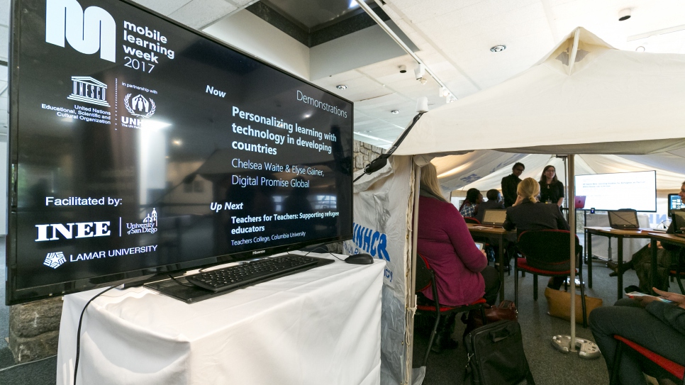 L'équipe du Digital Promise Global présente ses travaux et ses solutions dans une tente du HCR lors de la Semaine de l'apprentissage mobile 2017 au siège de l'UNESCO à Paris. Le thème était : "L'éducation en situation d'urgence et de crise". Plus de 750 experts, des représentants de plus de 60 pays et 500 organisations ont participé à cette semaine d'évènements.