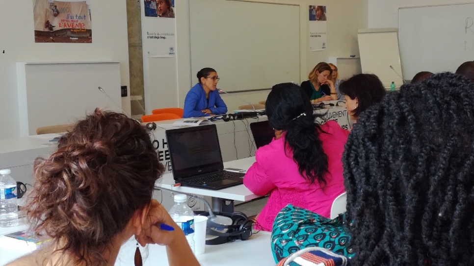 Fadma Moumtaz, Chargée de l'information au HCR à Paris (gauche), participe à un exercice de simulation d'une juridiction lors du Cours d'été sur le droit des réfugiés à Strasbourg en juillet 2017. 58 personnes, dont 19 femmes et 39 hommes de 25 nationalités différentes, ont participé à la 20ème session du Cours d'été sur le droit des réfugiés.