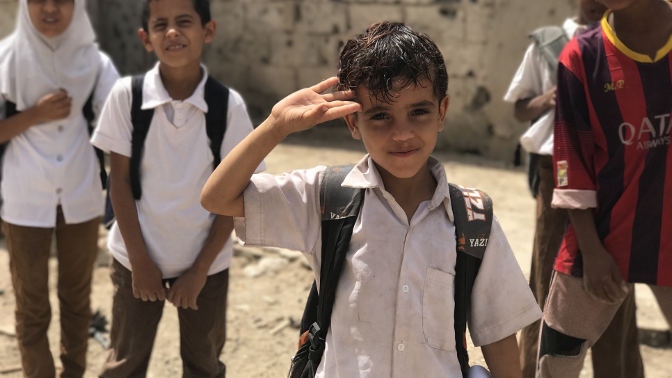 Les enfants rentrent de l'école dans le district de Basateen à Aden, une zone durement touchée par le conflit qui abrite une importante population de réfugiés et de communautés déplacées. 