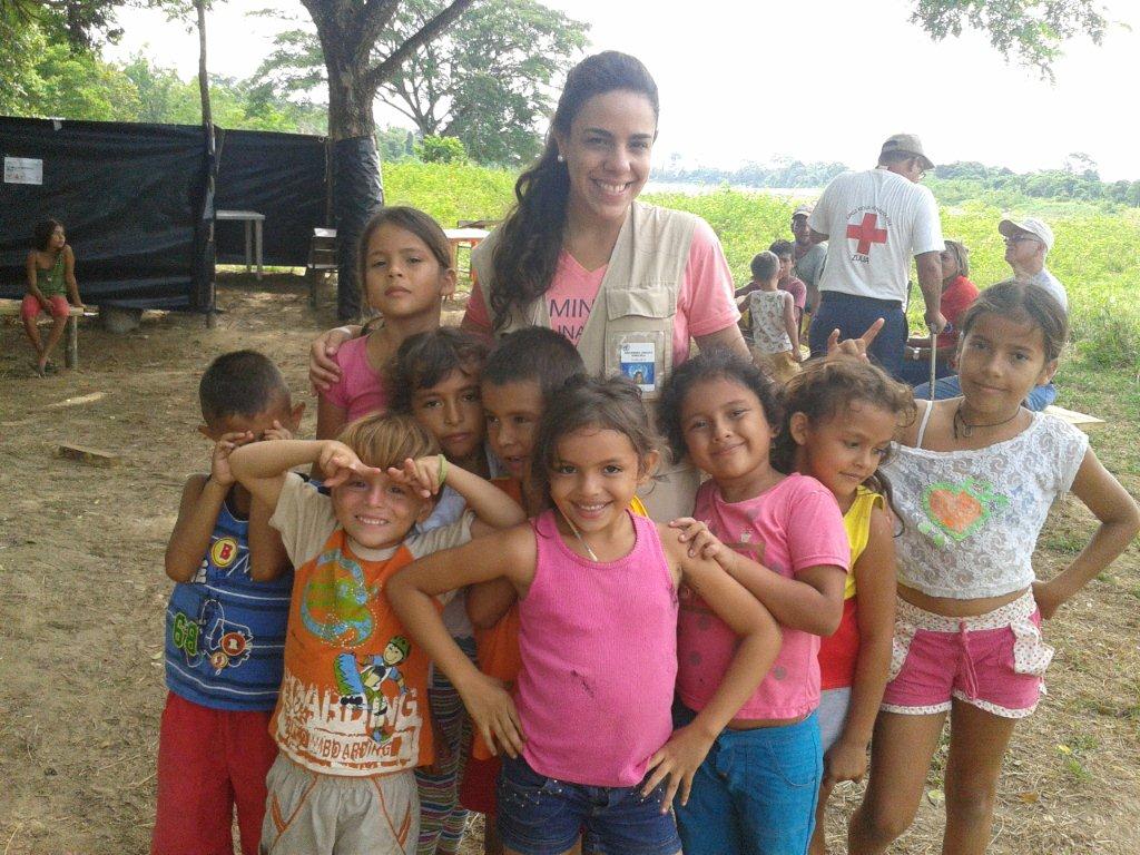 Clara Bastidas, asistente de Protección en ACNUR Venezuela, comparte con niños y niñas refugiados,  como consecuencia de violencia en una región colombiana.  © ACNUR