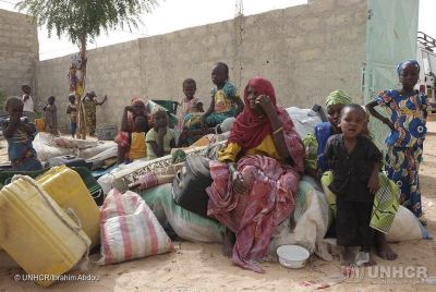 Refugiados nigerianos en espera de ser registrados por ACNUR (ACNUR/UNHCR/Ibrahim Admou)
