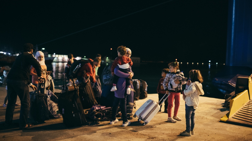 Les réfugiés sont transférés dans la nouvelle installation sur le continent. 