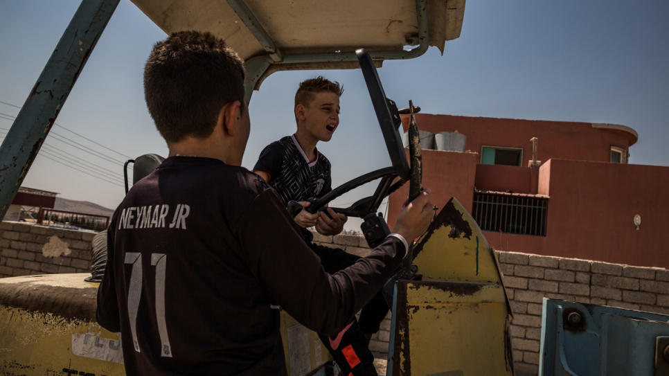 Emad joue sur un tracteur à Dohouk, dans la région du Kurdistan d'Iraq.
