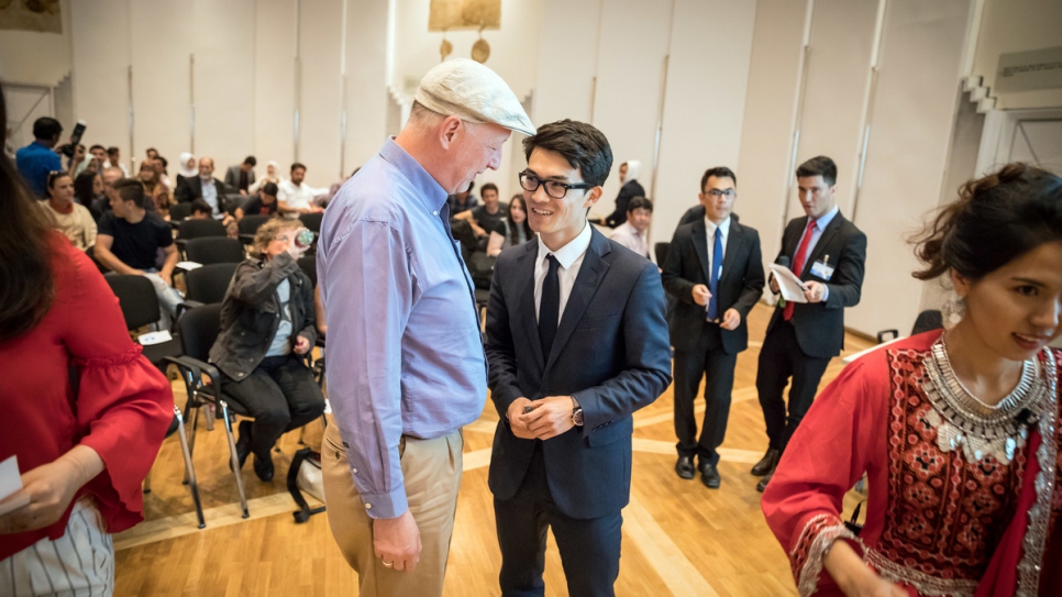 Mojtaba Tavakoli s'entretient avec Bernhard Wimmer lors d'une remise de prix organisée par l'Association des élèves et étudiants afghans au ministère des Transports, de l'Innovation et de la Technologie à Vienne.