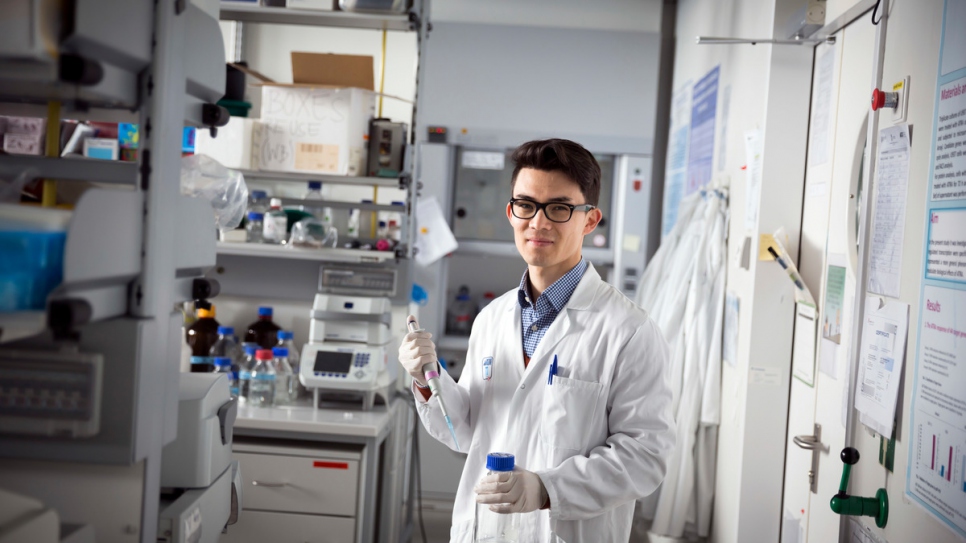 Le biologiste moléculaire Mojtaba Tavakoli au travail dans le laboratoire de l'Université médicale de Vienne. 