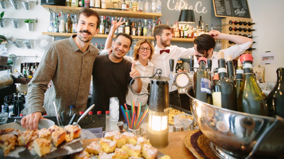 Les propriétaires du restaurant Cipiace à Bruxelles et le chef Bilal Farajallah se préparent à servir un brunch palestinien. 