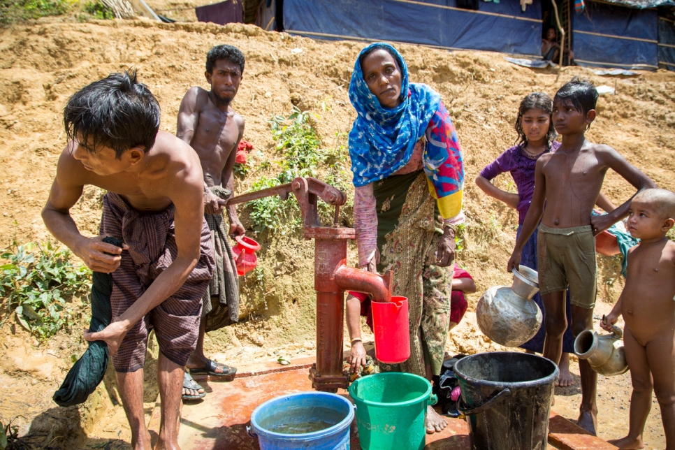 خالدة بيغوم، 25 عاماً، تسحب المياه من البئر في الموقع الجديد التابع لمخيم كوتوبالونغ للاجئين.