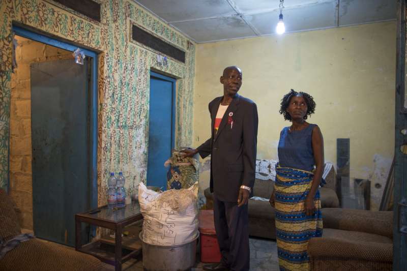On the eve of their departure, Antonio and his sister Maria pack up their belongings in the house they were renting in Kinshasa. 