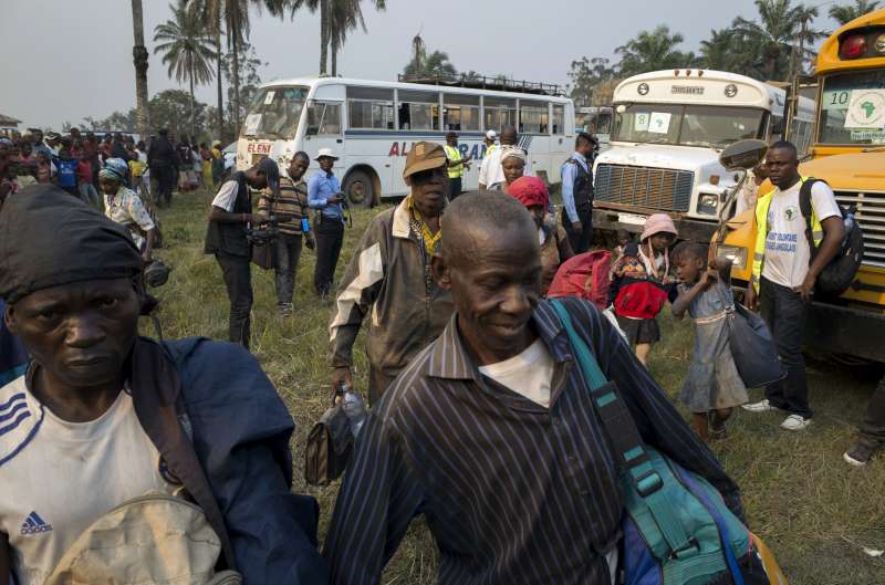 Antonio arrives by bus in Kimpangu, a town near the Angolan border where his documents will be checked before crossing back into Angola after 40 years. «My origins are in Angola, my ancestors were born there. It is better to go back," he says.