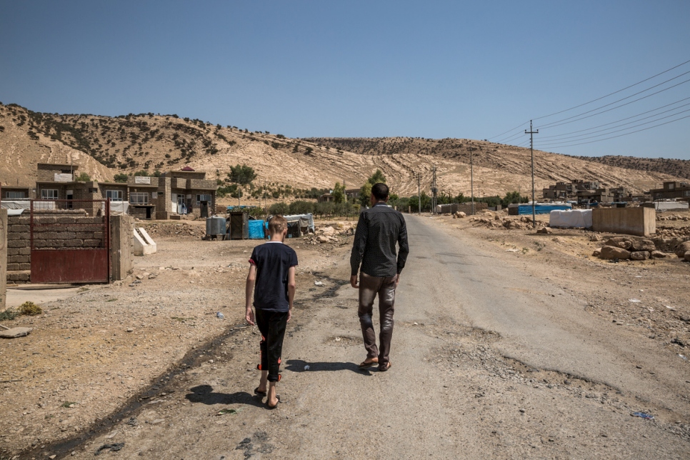 هادي وعماد يتنزهان سيراً على الأقدام في القرية التي يقيمان فيها في دهوك، كردستان العراق.