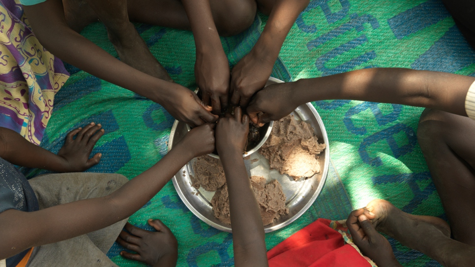 Tabu dîne avec sa famille d'accueil.