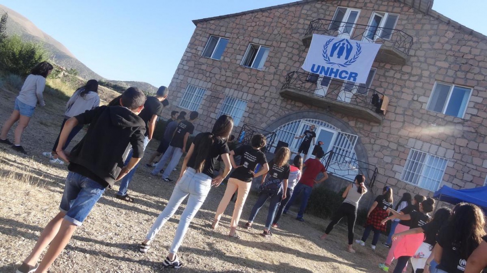 Gymnastique matinale pour les jeunes déplacés et réfugiés. 