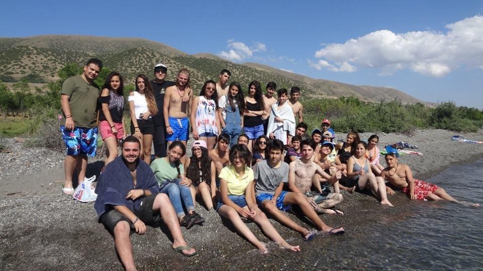 Des jeunes déracinés rassemblés devant le spectaculaire Lac Sevan. 